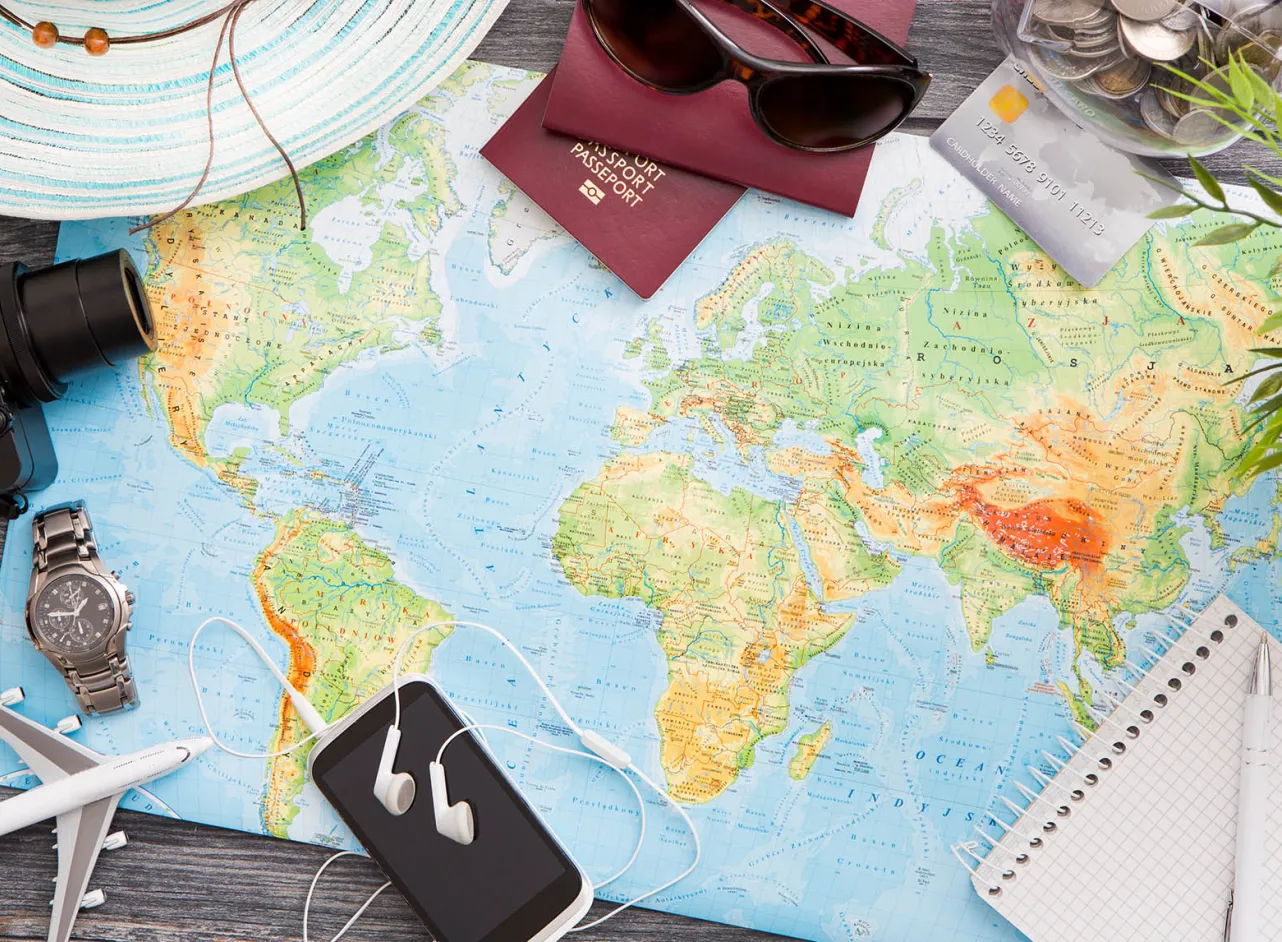 kaart paspoort camera speelgoed vliegtuig op tafel